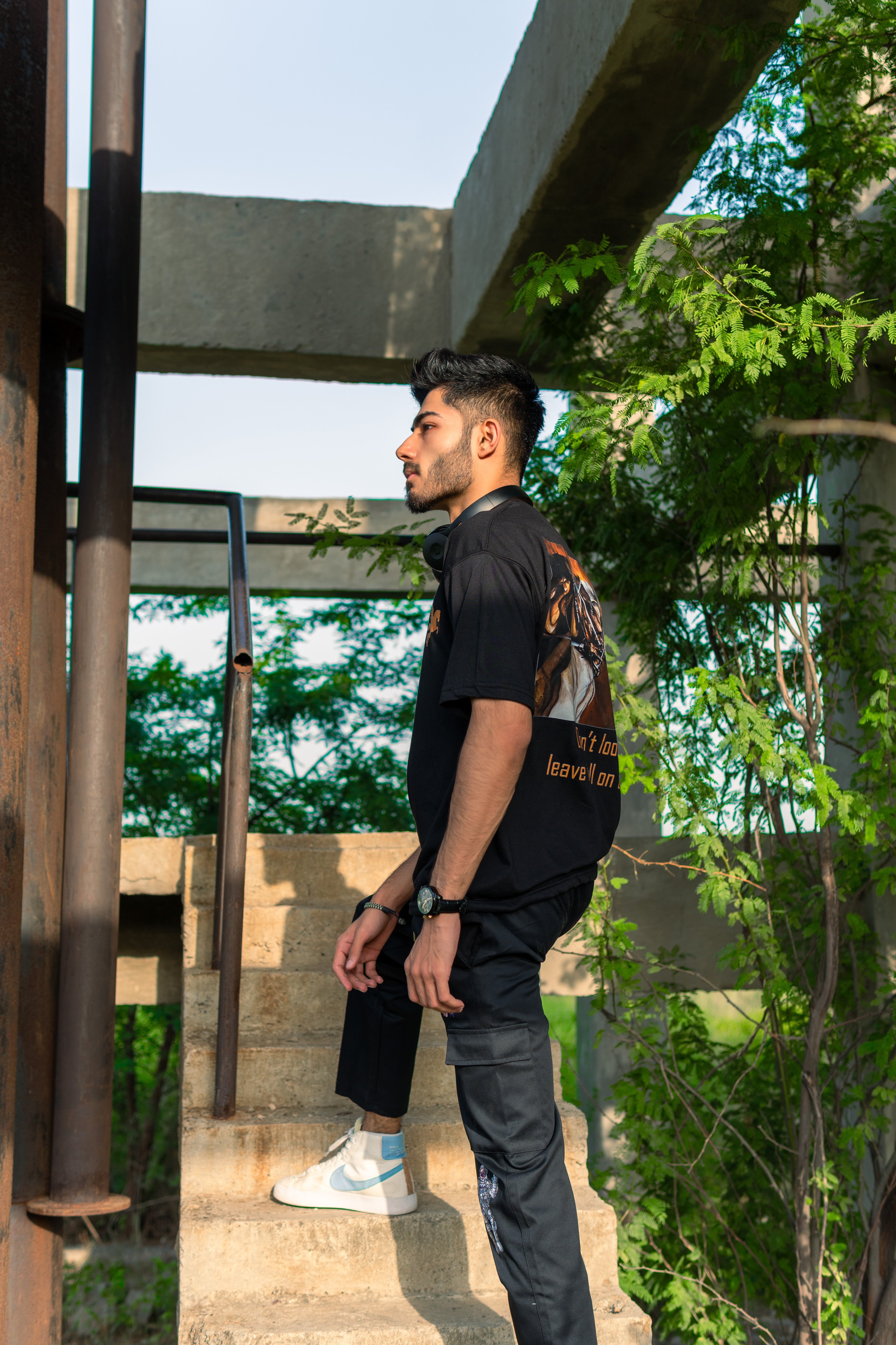 DON'T LOOK BACK T-SHIRT- BLACK Pegasus
