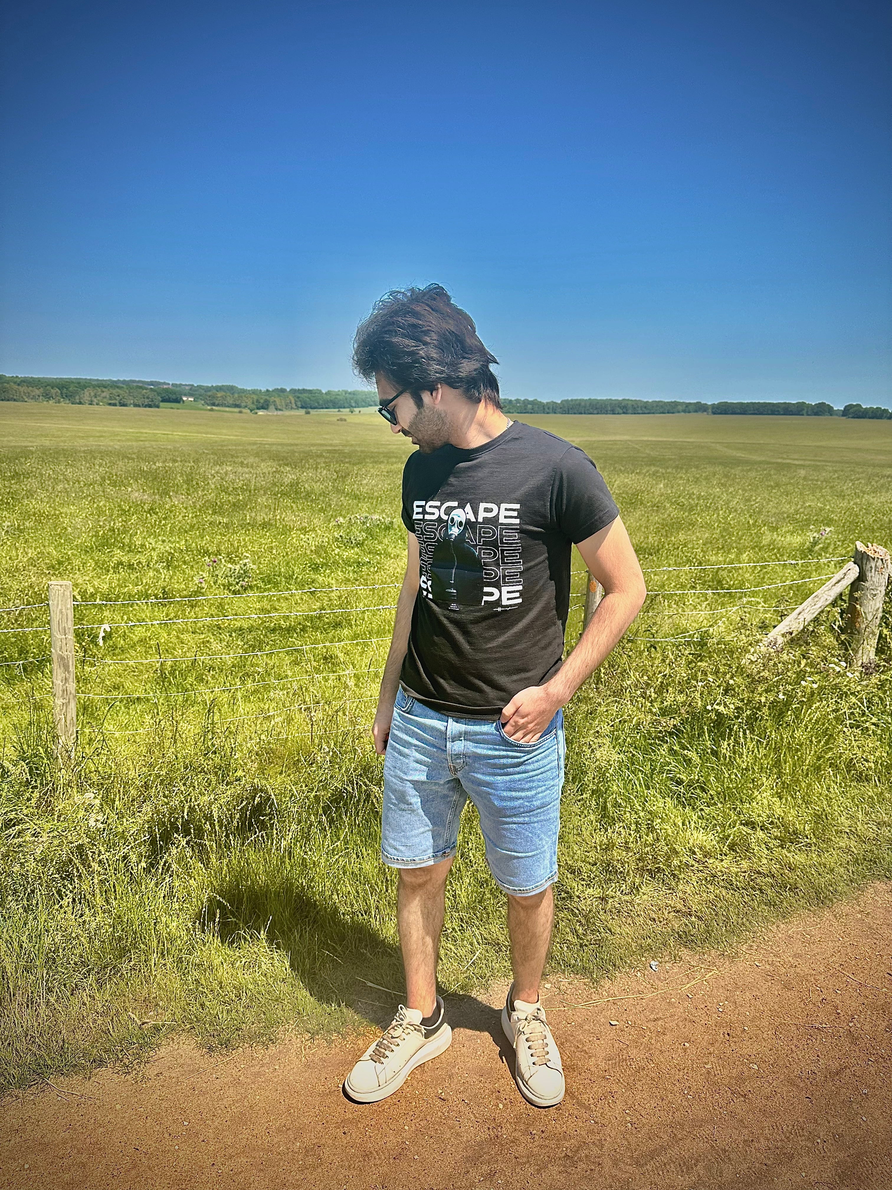 ESCAPE T-SHIRT- BLACK Pegasus